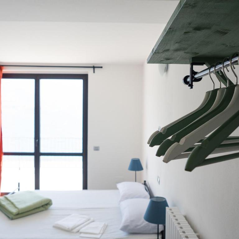 Lake Como Beach Hostel - Camera Matrimoniale/Doppia con Letti Singoli con Terrazza - 1