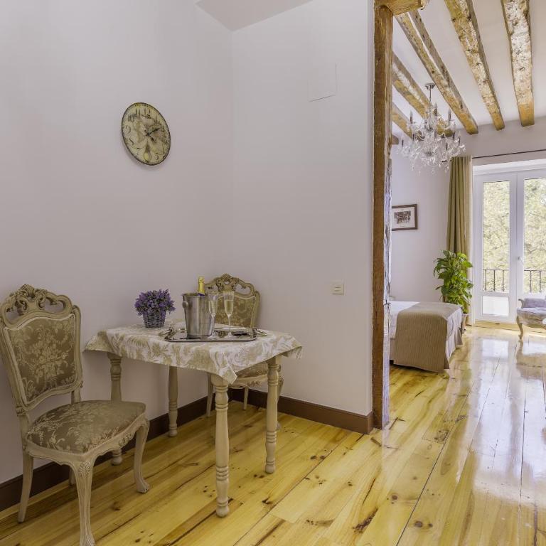 Oriente Palace Apartments - Deluxe Double Room with Balcony - 5