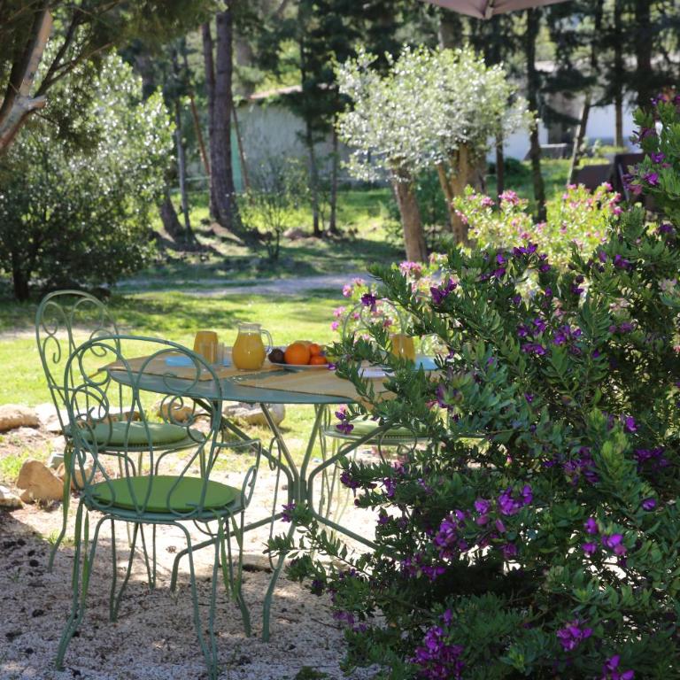 Mas Élunia, Gites et Chambres d'hôtes, entre Mer et Montagne - Appartement 1 Chambre - Vue sur Jardin - 10