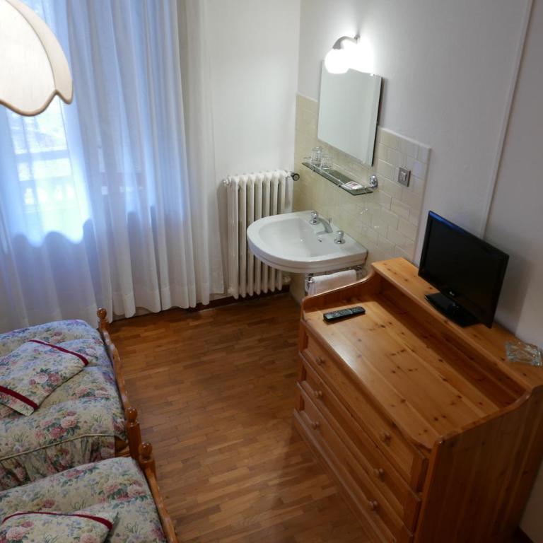 Hotel Fiames - Camera Doppia con Letti Singoli e Bagno in Comune - 11