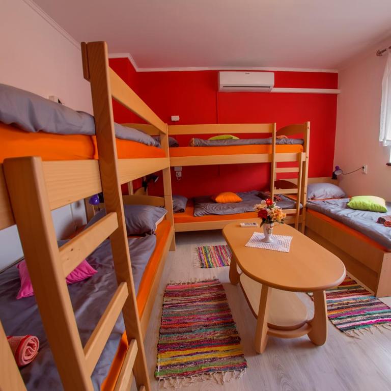 Hostel Adi - Bunk Bed in 5-bed Mixed Dormitory Room with Balcony - 4