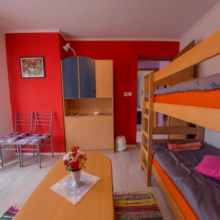 Hostel Adi - Bunk Bed in 5-bed Mixed Dormitory Room with Balcony - 1