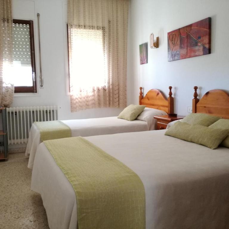 Hostal Los Pinares - Habitación Doble con cama supletoria - 1 o 2 camas - 1