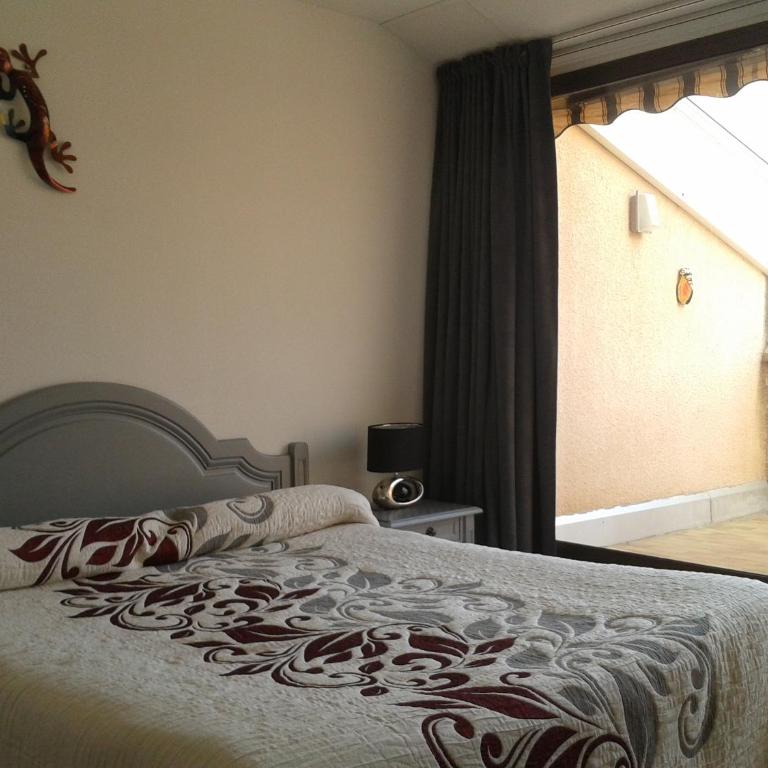 Hôtel Les Palmiers - Chambre Triple avec Terrasse et Vue sur la Piscine - 5