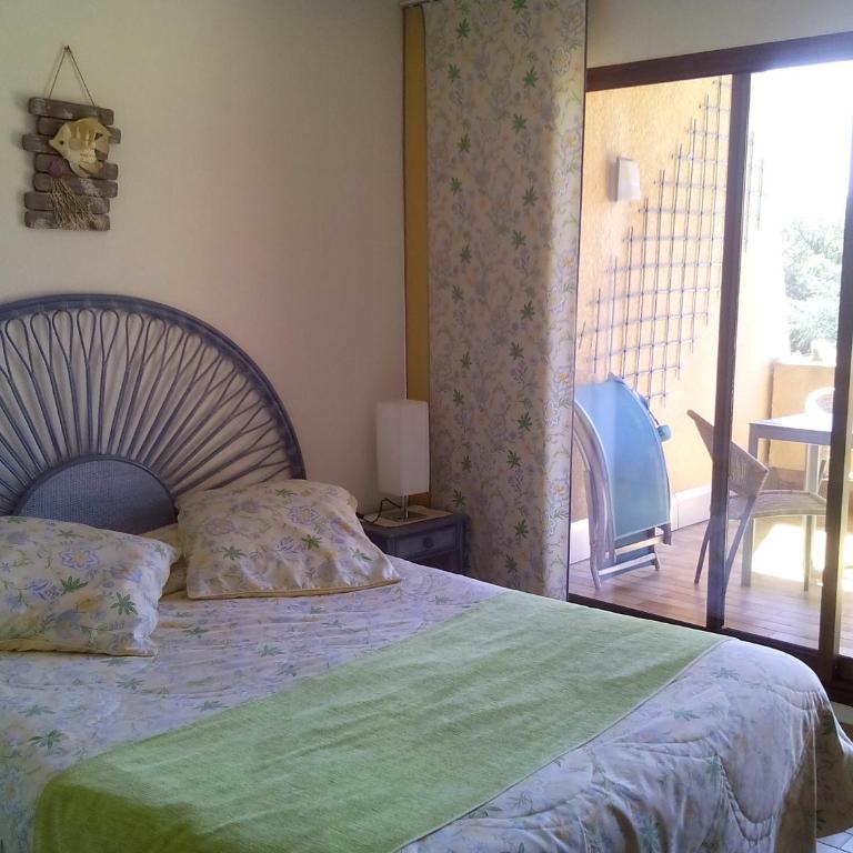 Hôtel Les Palmiers - Chambre Double avec Terrasse & Vue sur Piscine - 2