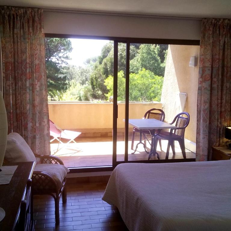 Hôtel Les Palmiers - Chambre Triple avec Terrasse et Vue sur la Piscine - 2