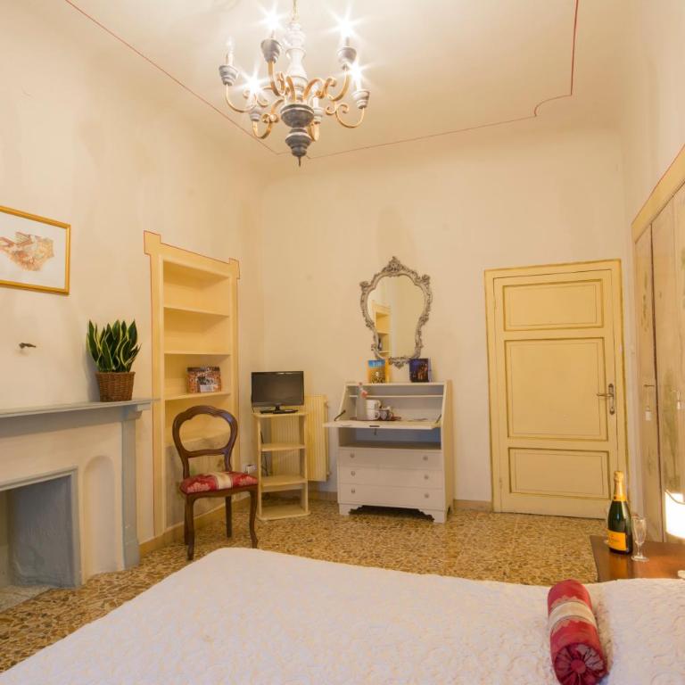 B&B Pantaneto - Palazzo Bulgarini - Camera Matrimoniale con Bagno Privato Esterno - 5