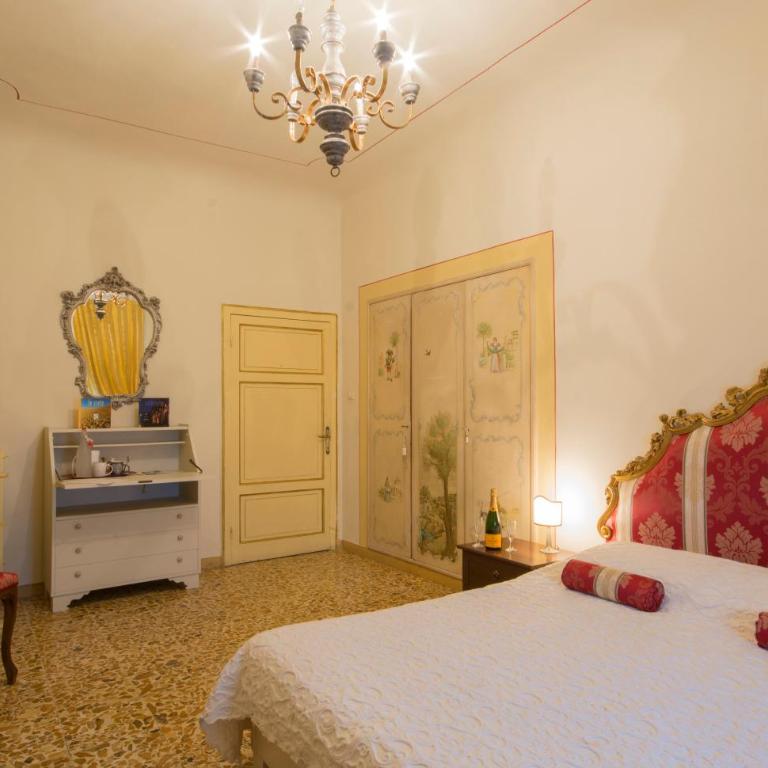 B&B Pantaneto - Palazzo Bulgarini - Camera Matrimoniale con Bagno Privato Esterno - 3