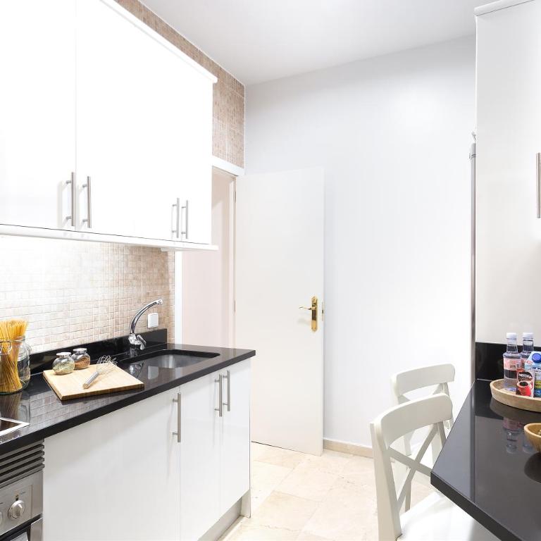 Carretas Apartments - Two-Bedroom Apartment (5 Adults) - 1