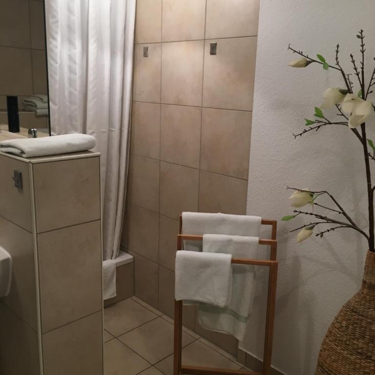 Eberl Hotel Pension München Feldmoching - Deluxe Doppelzimmer - 7