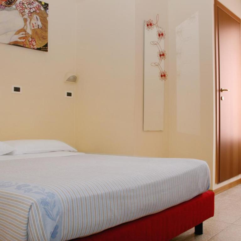 Hotel Jolie - Double Room with French Bed - 3
