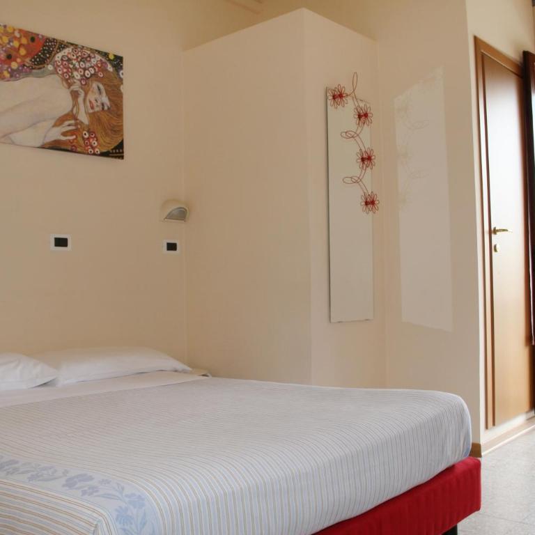 Hotel Jolie - Double Room with French Bed - 4