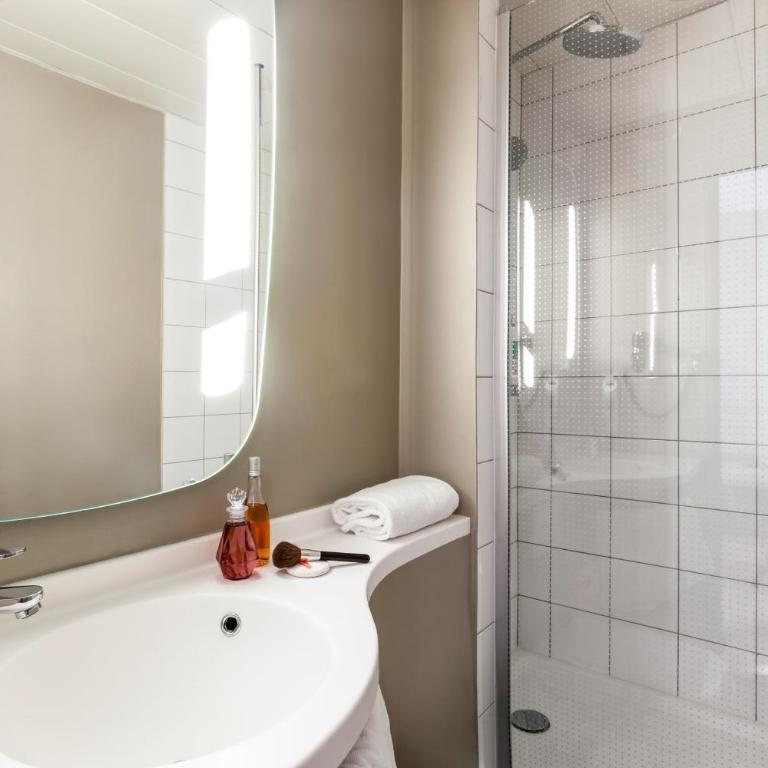 ibis Paris Gare De L'Est TGV - Chambre Double Standard avec 1 Lit Double et 1 Lit Simple Lit - Non-Fumeurs - 6