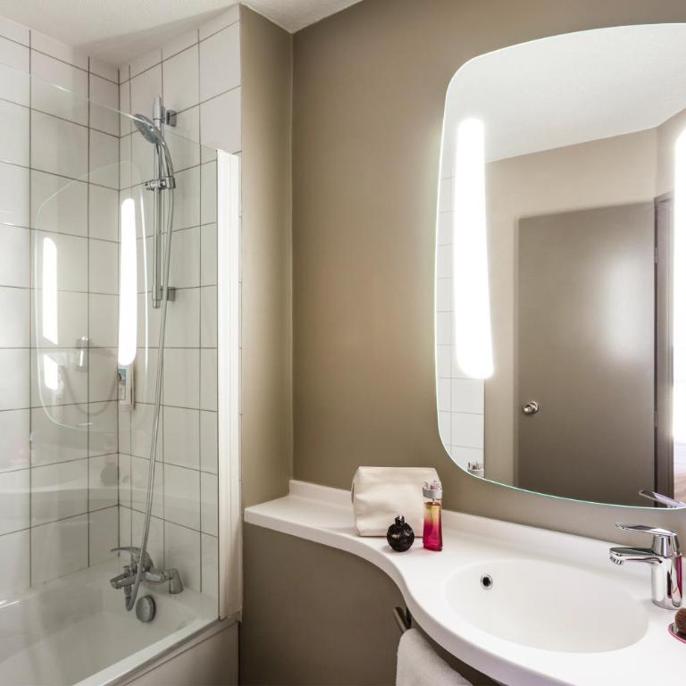 ibis Paris Gare De L'Est TGV - Chambre Double Standard avec 1 Lit Double et 1 Lit Simple Lit - Non-Fumeurs - 7