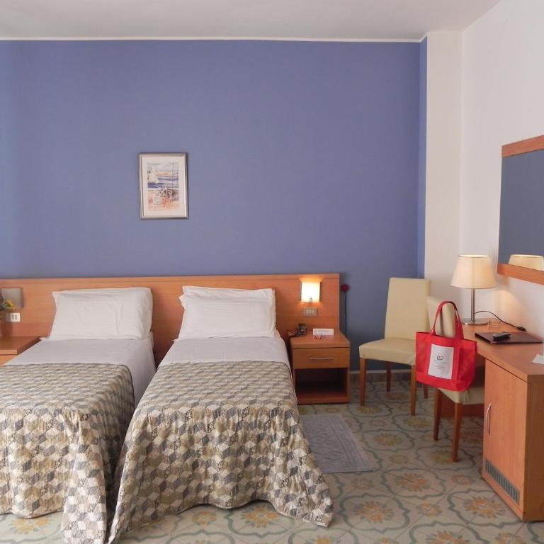 Raffy Family & Bike Hotel - Camera Doppia con Letti Singoli - 3