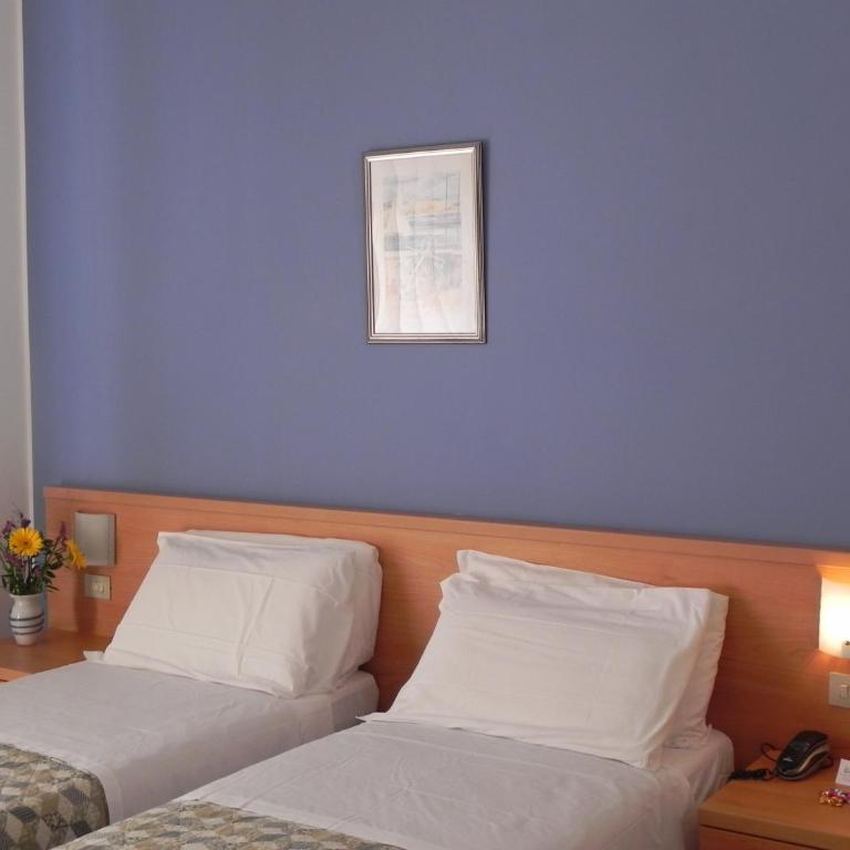 Raffy Family & Bike Hotel - Camera Doppia con Letti Singoli - 1