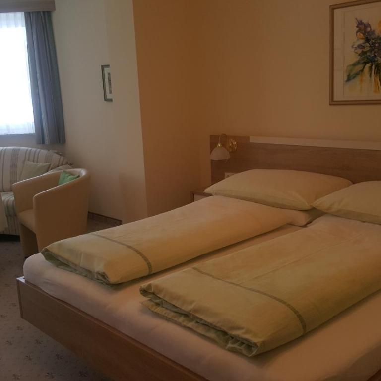 Pension Schlömmer - Chambre Double - Vue sur Jardin - 2
