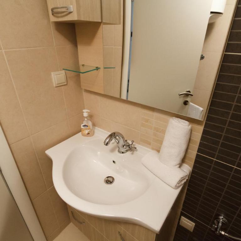 Hill Apartments - Studio - 10