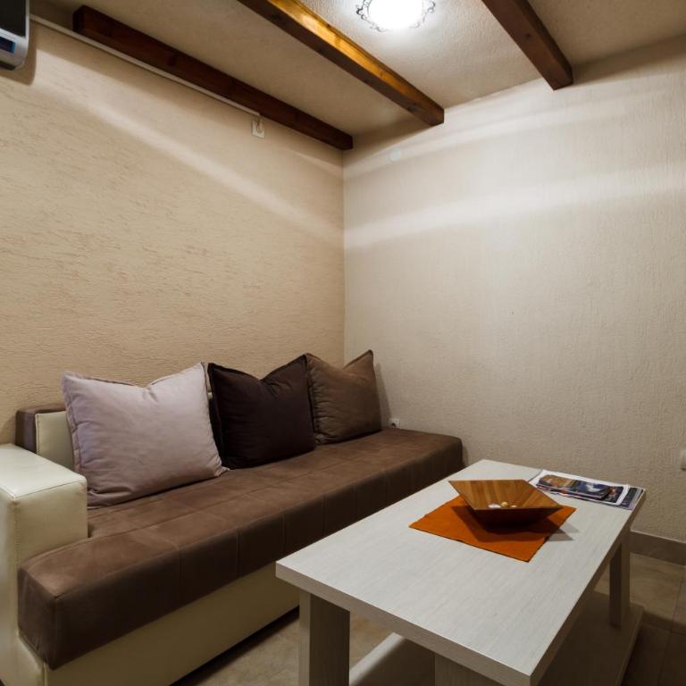Hill Apartments - Studio - 6