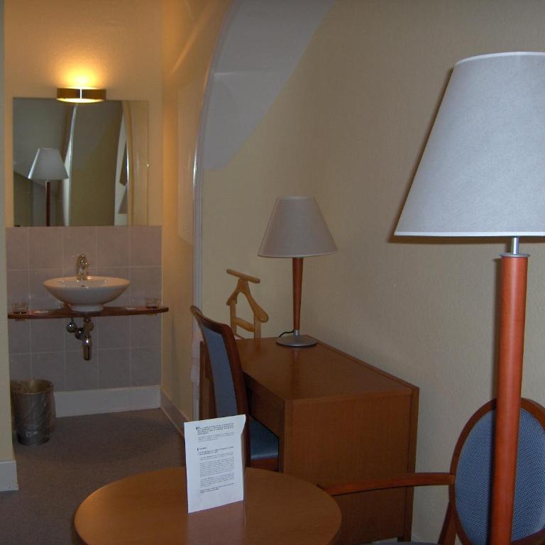 Hotel Le Cénacle - Chambre Triple avec Salle de Bains Commune - Vue sur Parc - 3