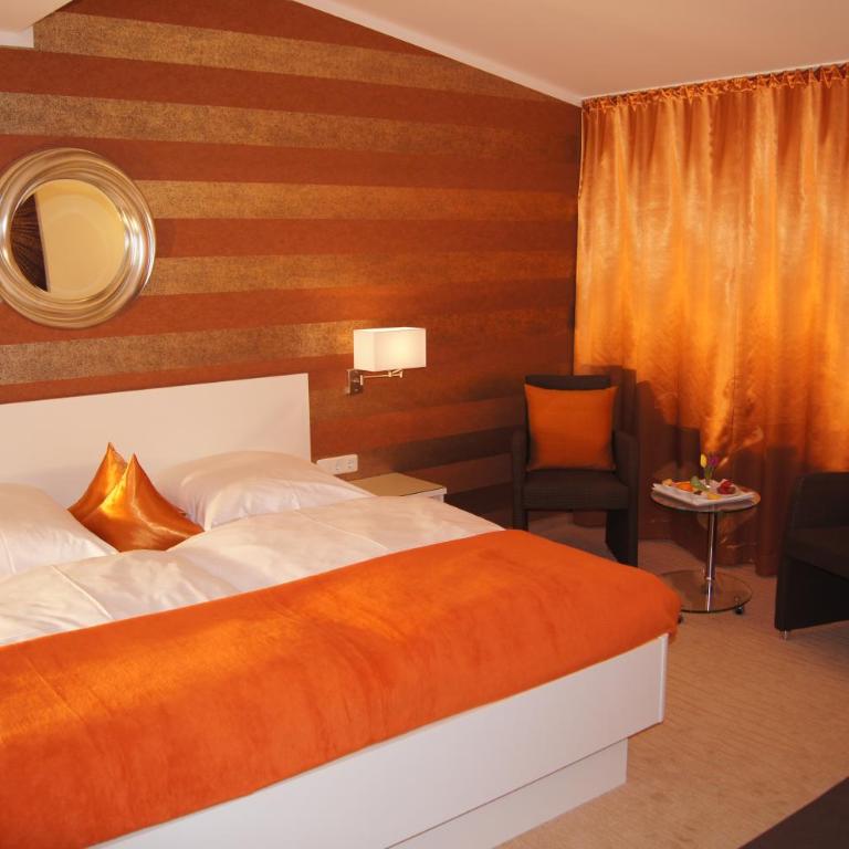 Hotel Christine - Doppelzimmer mit Badewanne - 3