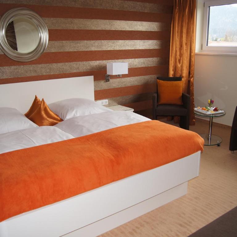 Hotel Christine - Doppelzimmer mit Badewanne - 2