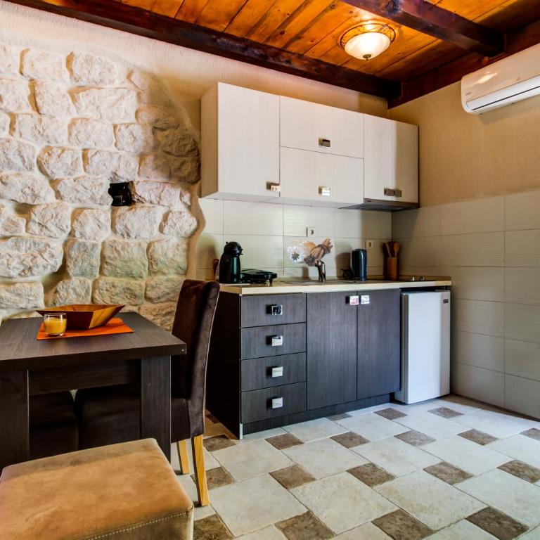 Hill Apartments - Studio with Sea View - 11
