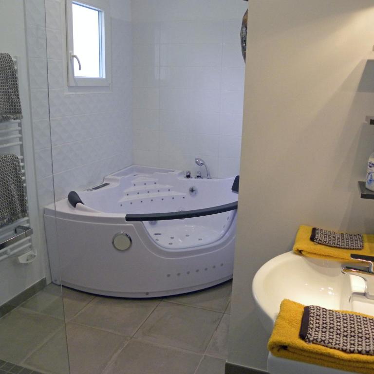 Villa Mogador Piscine et Balnéo - Chambre Double avec Baignoire Spa - 5