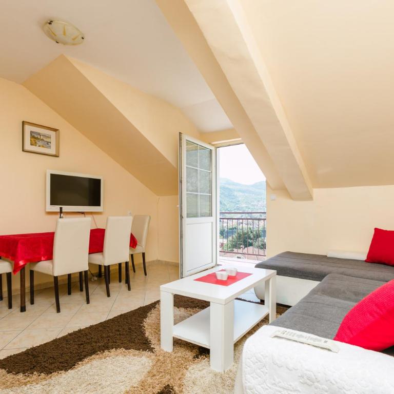 Apartments Feniks - One-Bedroom Apartment with Balcony - 2