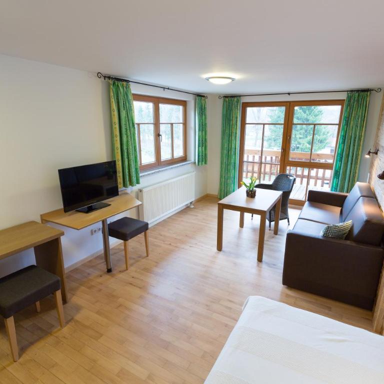 Hotel und Apartements im Forellenbach - Familienzimmer mit Balkon - 3