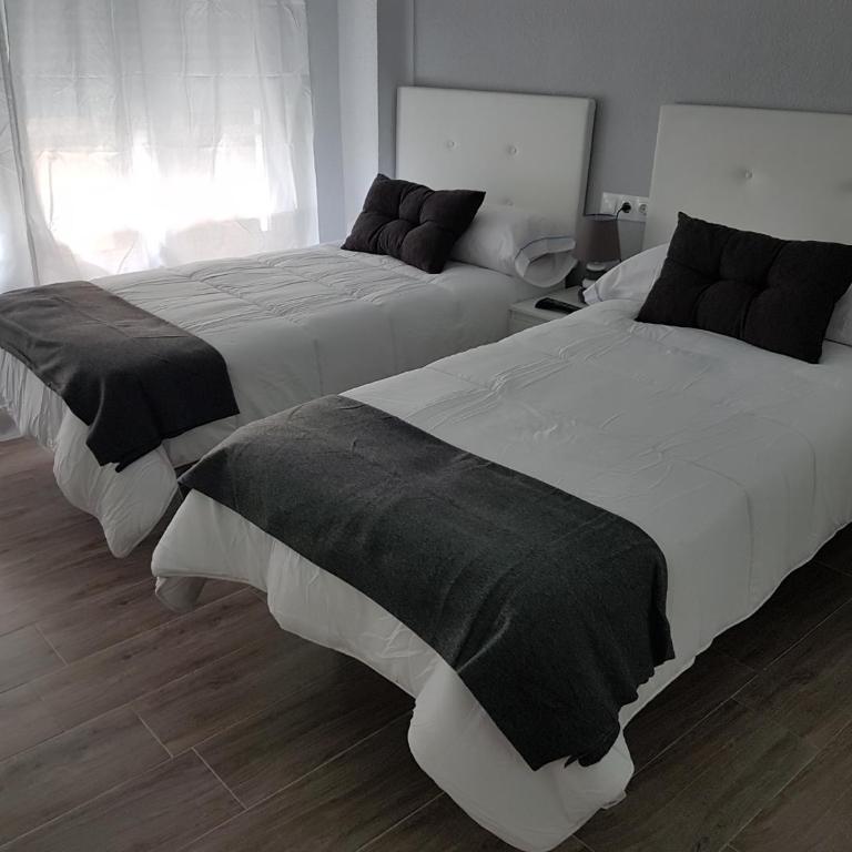 Guesthouse Central - Standard Twin Room with Shared Bathroom - 3