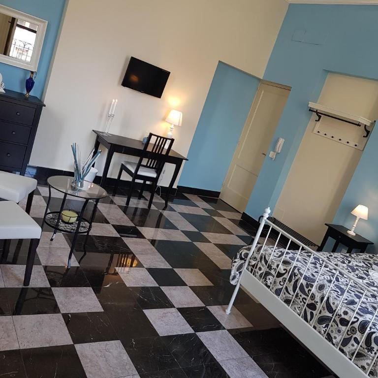 Central Suites Catania - Queen Room with Balcony - 1