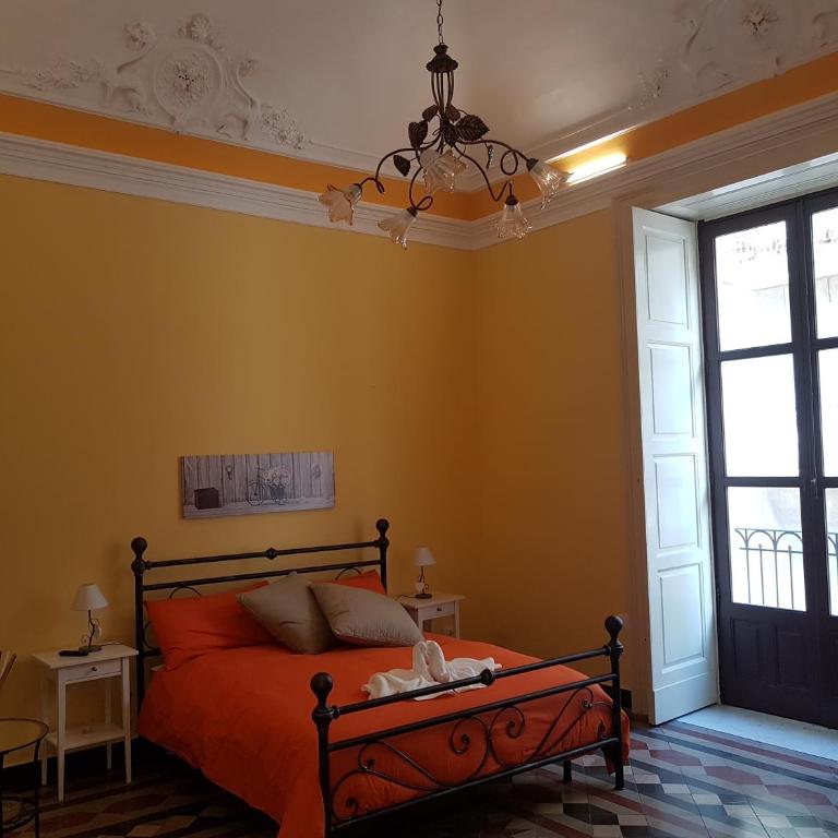 Central Suites Catania - Queen Room with Balcony - 15