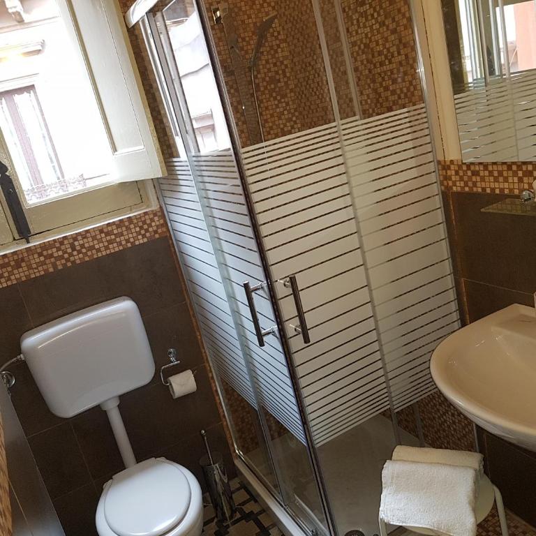 Central Suites Catania - Queen Room with Balcony - 18