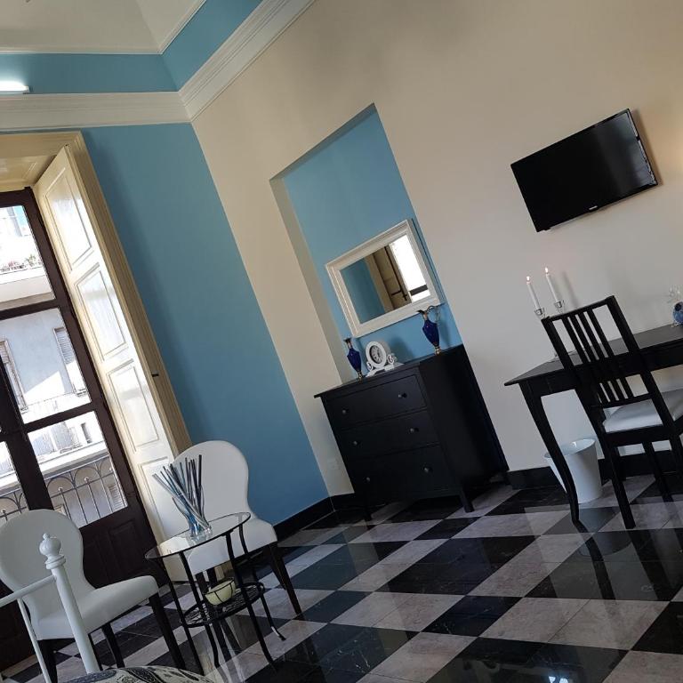 Central Suites Catania - Queen Room with Balcony - 14