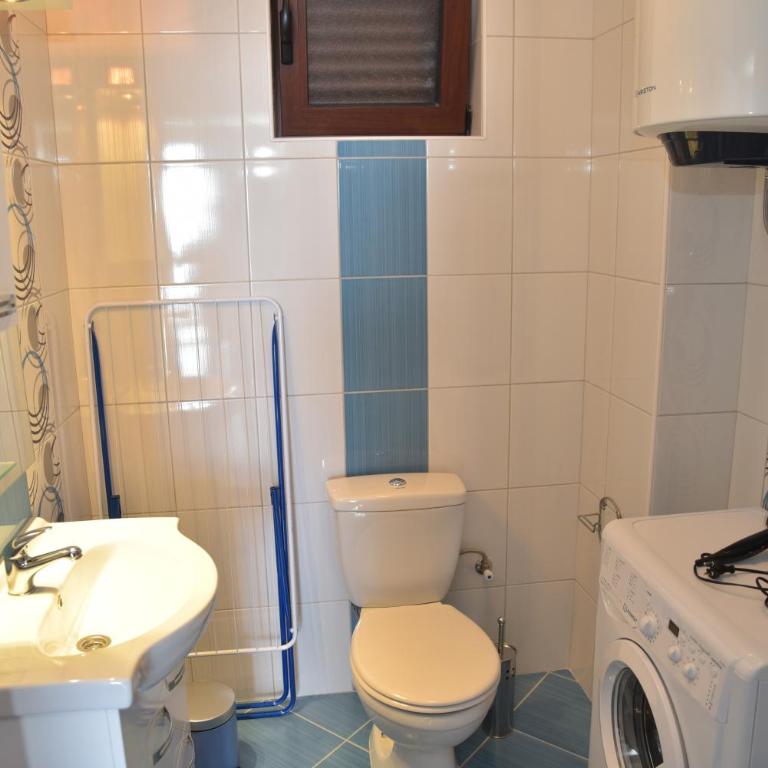 Apartmani Centar Igalo - Apartment with Sea View and Balcony A3 - 2