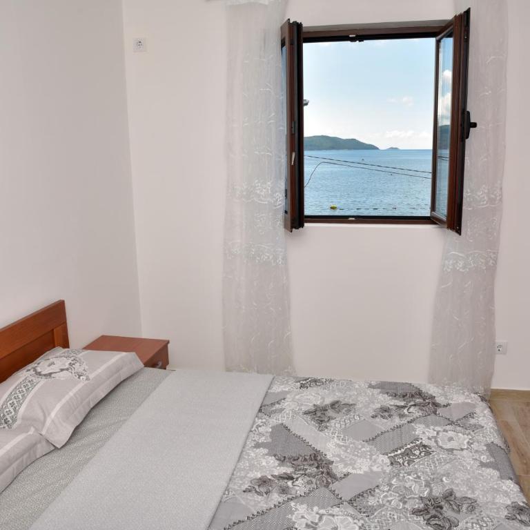 Apartmani Centar Igalo - Apartment with Sea View and Balcony A3 - 4