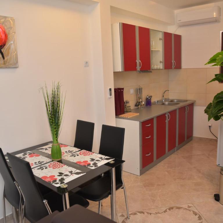 Apartmani Centar Igalo - Apartment with Sea View and Balcony A3 - 5