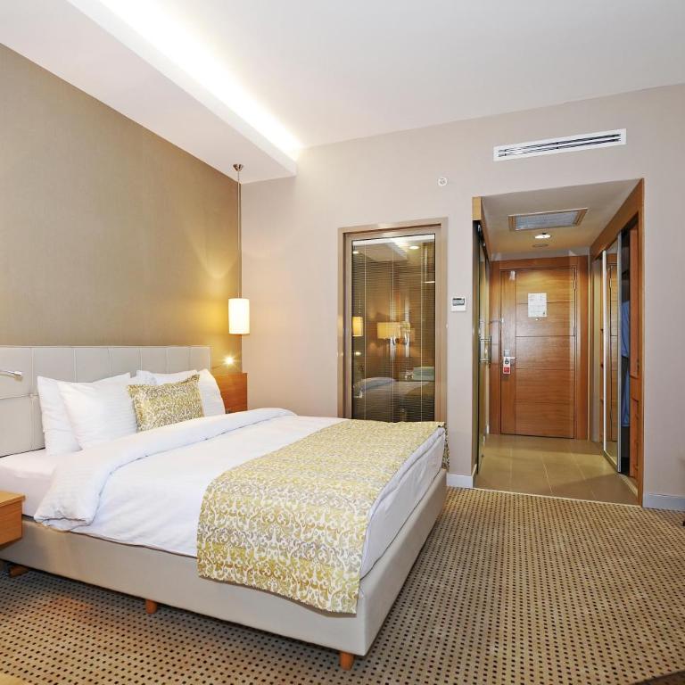 Ramada by Wyndham Podgorica - Standard King Room - Non-Smoking - 1