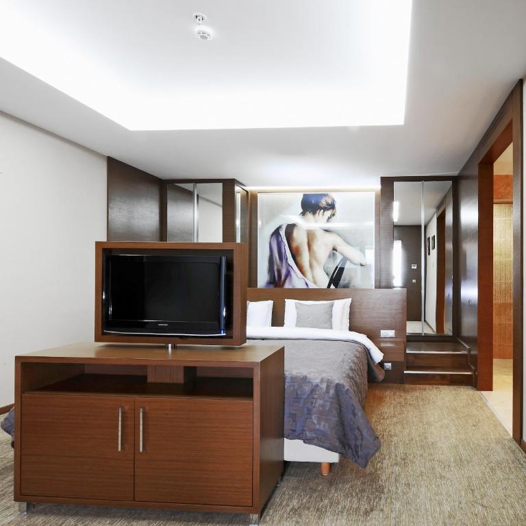 Ramada by Wyndham Podgorica - King Suite - 20