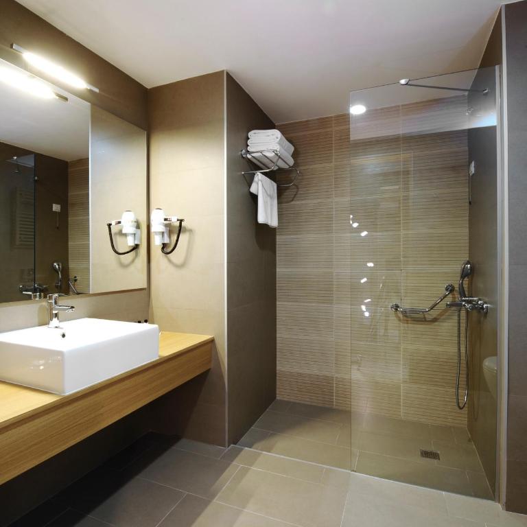 Ramada by Wyndham Podgorica - Efficient Queen Room - 4