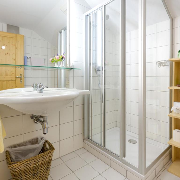 Frühstückspension "Schlosswirt" - Doppelzimmer mit Balkon - 5