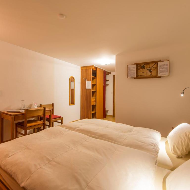 Hotel Glocke - Doppelzimmer mit Balkon - 8