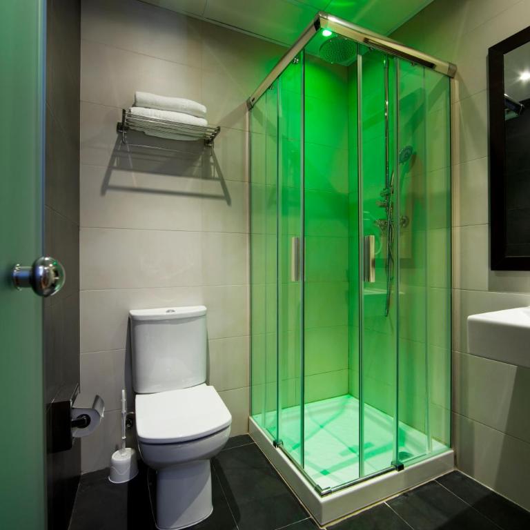 Hostal BCN Ramblas - Twin Room with Extra Bed - 4