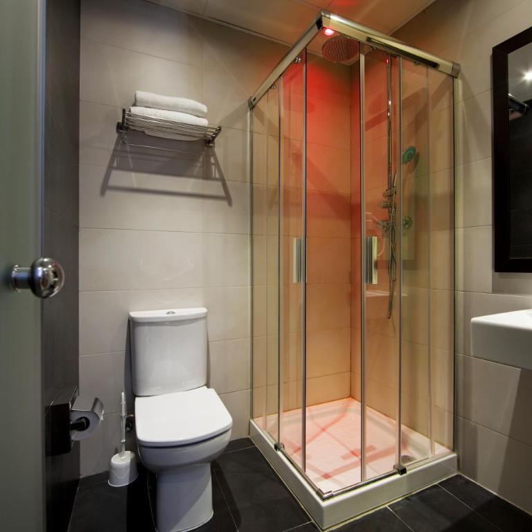 Hostal BCN Ramblas - Twin Room with 2 Extra Beds - 3