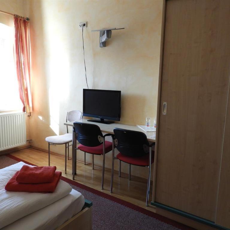 Gasthof Schlosswirt - Zweibettzimmer mit Gemeinschafts-WC - 1