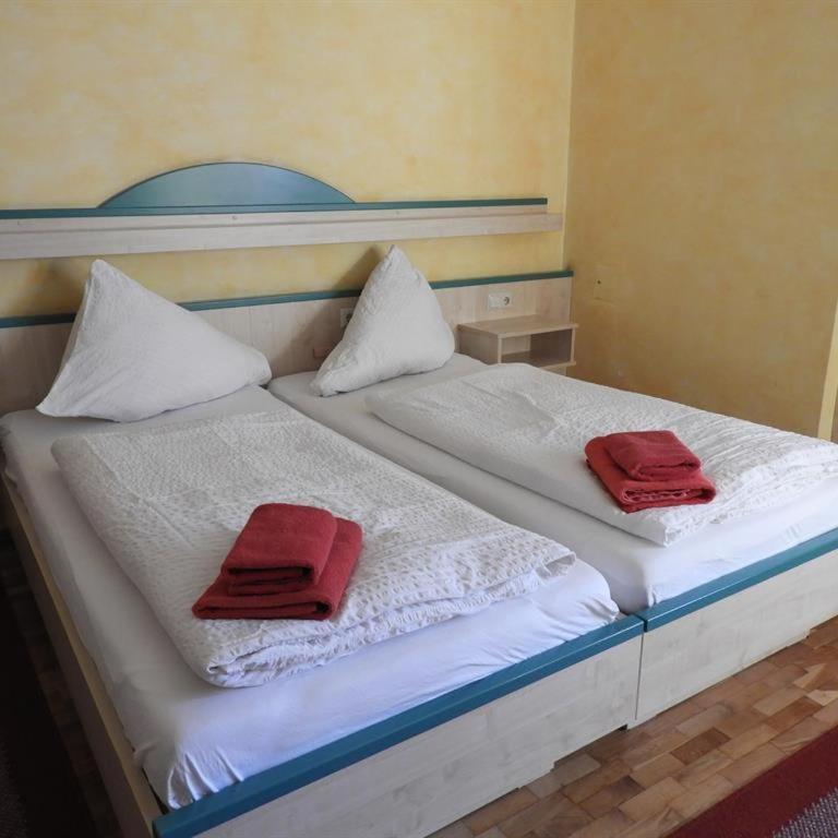 Gasthof Schlosswirt - Doppel- oder Zweibettzimmer mit Dusche/WC - 1