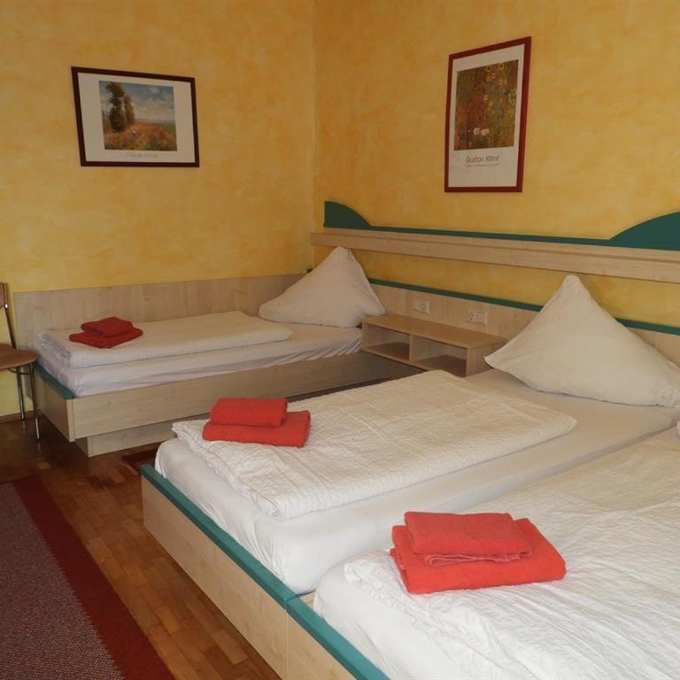 Gasthof Schlosswirt - Dreibettzimmer mit Dusche/WC - 1