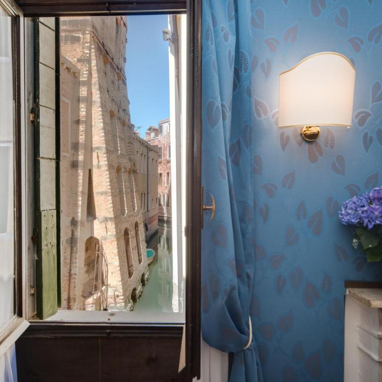 Ca' Lavezzera - Camera Matrimoniale/Doppia con Letti Singoli con Vista Canale - 1