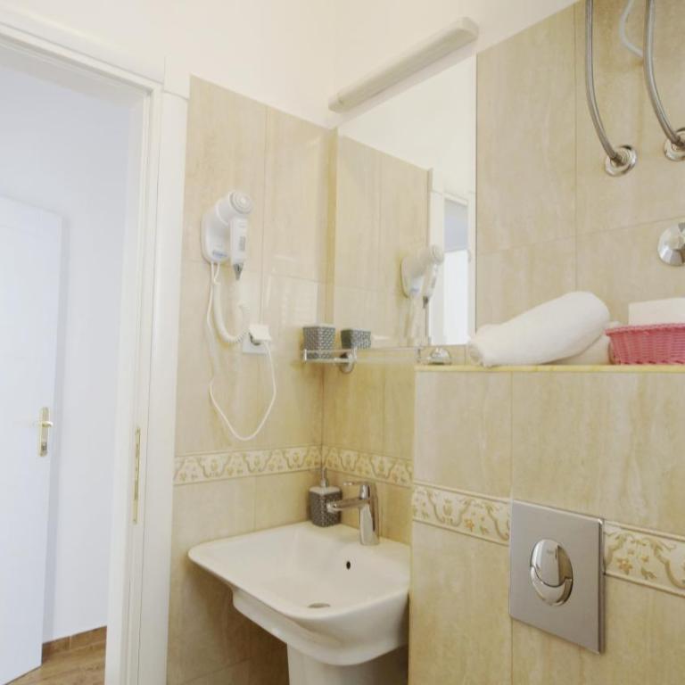 Apartments Miković - Superior Dvokrevetna Soba sa Bračnim Krevetom i Balkonom - 10